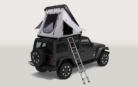телескопическая лестница для палатки на крышу, опирающаяся на автомобиль